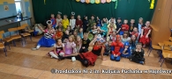 dzieci w przebraniach na balu karnawałowym