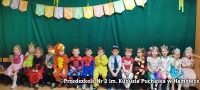 dzieci w przebraniach na balu karnawałowym