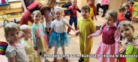 dzieci w przebraniach na balu karnawałowym