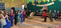 dzieci w przebraniach na balu karnawałowym