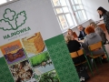uczestnicy w trakcie warsztatów, w lewym rogu roll-up miasta Hajnówka