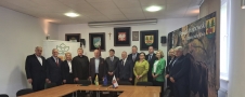 zdjęcie grupowe przedstawicieli delegacji z łotwy, Ambasadora oraz hajnowskich samorządów