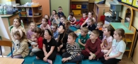 grypa dzieci siedzi na dywanie