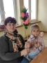 kobieta z dzieckiem prezenturją własnoręcznie zrobioną palmę i jajka