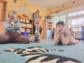dzieci siedza na dywanie