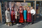 Uczesttnicy wystawy tkaniny artystycznej „Tkane Krajobrazy”.