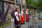 Uczesttnicy wystawy tkaniny artystycznej „Tkane Krajobrazy”.