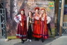 Uczesttnicy wystawy tkaniny artystycznej „Tkane Krajobrazy”.