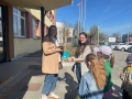 dzieci kwestujące na terenie miasta: przed Urzędem Miasta, bankiem i sklepem Biedronka.