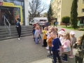 dzieci kwestujące na terenie miasta: przed Urzędem Miasta, bankiem i sklepem Biedronka.