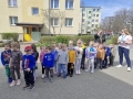dzieci kwestujące na terenie miasta: przed Urzędem Miasta, bankiem i sklepem Biedronka.