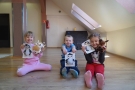 dzieci biorące udział w zajęciach z okazji Dnia Pingwina