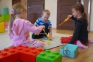 dzieci biorące udział w zajęciach z okazji Dnia Pingwina