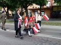 Zuchy idące w pochodzie z opiekunkami p. Agnieszką i p. Moniką.