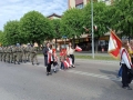 Zuchy idące w pochodzie z opiekunkami p. Agnieszką i p. Moniką.
