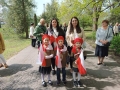 Zuchy idące w pochodzie z opiekunkami p. Agnieszką i p. Moniką.