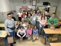 grupa dzieci z komsją pozują do zdjęcia