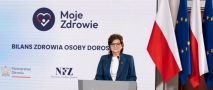 kobieta przy mównicy, w tle widać loga i nazwę projektu