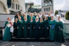 chór pozuje do zdjęcia na schodach do Soboru