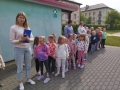 dzieci uczestniczące w ćwiczeniach ewakuacyjnych