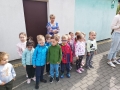 dzieci uczestniczące w ćwiczeniach ewakuacyjnych