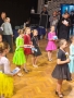 dziewczynki w kolorowych strojach