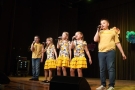 zespół artystyczny Hajnowskiego Domu Kultury na scenie