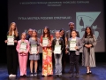 młodziez i organizatorzy pozują do wspólnego zdjęcia. Nagordzona młodzież trzyma dyplomy.