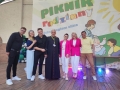 zdjęcie pamiątkowe z zespołem