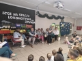 aktorzy występują przed dziećmi