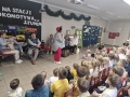 aktorzy występują przed dziećmi