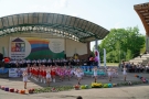 mażoretki tańczą na płycie amfiteatru, orkiestra gra na scenie