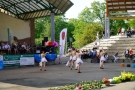 mażoretki tańczą na płycie amfiteatru, orkiestra gra na scenie