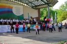 mażoretki tańczą na płycie amfiteatru, orkiestra gra na scenie