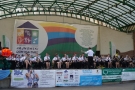 orkiestra dęta występuje na scenie amfiteatru