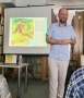 mężczyzna prezentuje wyświetlany sjajd