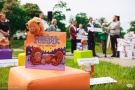 na pierwszym planie książeczka i maskotka żubra - w tle widać osoby podczas konferencji prasowej