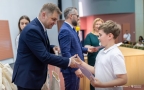 Burmistrz miasta Hajnówka wręcza dzieciom dyplomy