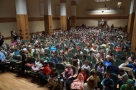 widok na widownię, na ktoej wszystkie fotele są zajęte