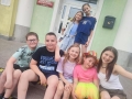 wykjonawcy siedzą na schodach
