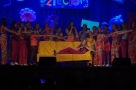 młodzież i dzieci w kolorowych stojach na scenie