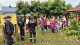 dzieci, przedszkolaki i strażacy na placu przedszkolnym