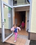 dzieci wybiegają przez drzwi ewakuacyjne