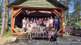 zdjęcie grupowe dzieci z opiekunami pod wiatą