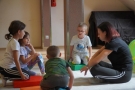 dzieci uczestniczący w zabawach z okazji Dnia Smerfa.