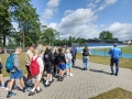 uczestnicy obozu sportowego na stadionie