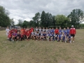 zdjęcie grupowe uczestników obozu sportowego na stadionie
