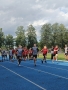 uczestnicy obozu sportowego na stadionie