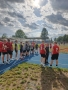 uczestnicy obozu sportowego na stadionie