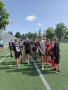 uczestnicy obozu sportowego na stadionie